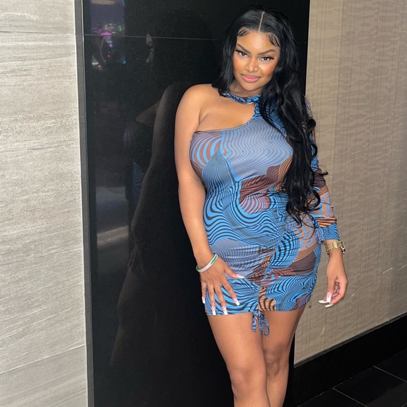 One sleeved Keyhole Bodycon Dress - Picture 2 of 2